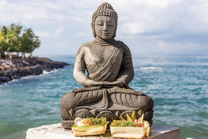 bouddha serein devant la mer 