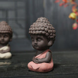 Petite Statue Moine Bouddha Rouge Clair de coté