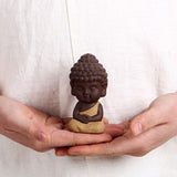 Petite Statue Moine Bouddha Jaune Clair devant quelqu’un