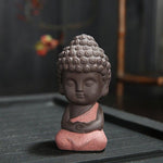 Petite Statue Moine Bouddha Rouge Clair sur fond noir
