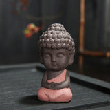 Petite Statue Moine Bouddha Rouge Clair sur fond noir