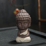 Petite Statue Moine Bouddha Vert Clair sur fond noir