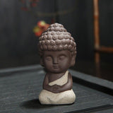 Petite Statue Moine Bouddha Vert Clair sur fond noir