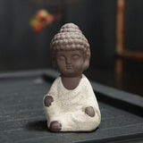 Petite Statue Moine Bouddha Blanc sur fond noir