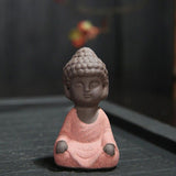 Petite Statue Moine Bouddha Rouge sur fond noir