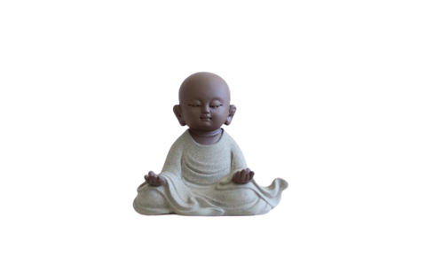 statue de bouddha qui médite sur fond blanc