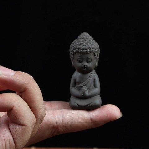mini bouddha statue sur fond noir