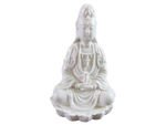 statue de bouddha en porcelaine sur fond blanc