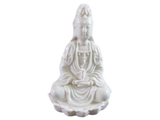 statue de bouddha en porcelaine sur fond blanc