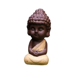 petite statue du moine bouddha sur fond blanc 