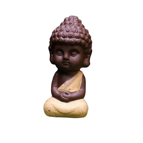 petite statue du moine bouddha sur fond blanc 