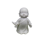 petite statue de bouddha sur fond blanc