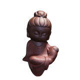 statue bouddha méditation rouge coiffé sur fond blanc