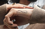 tatouage bouddha l'amour infini sur une main