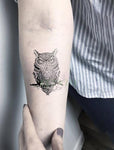 tatouage le hibou de bouddha sur un bras
